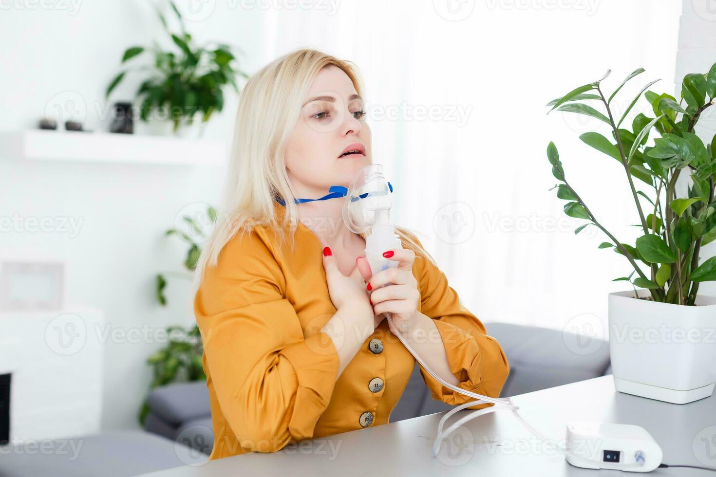 retrato de adulto mujer utilizando vapor vapor inhalador nebulizador haciendo aerosol inhalación medicina tratamiento a hogar o hospital gripe y asma bronquitis virus curación foto