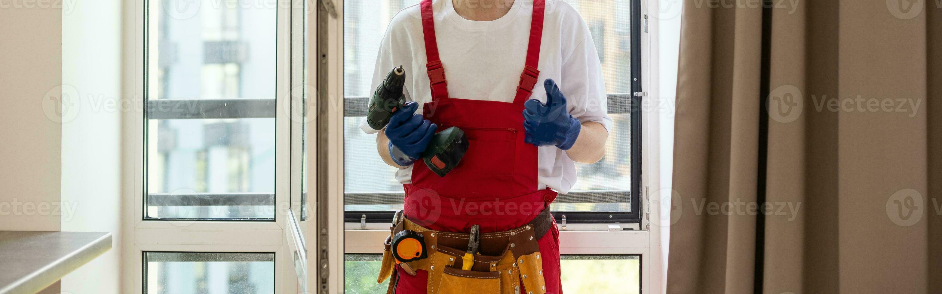 trabajador de la construcción instalando ventana en casa foto