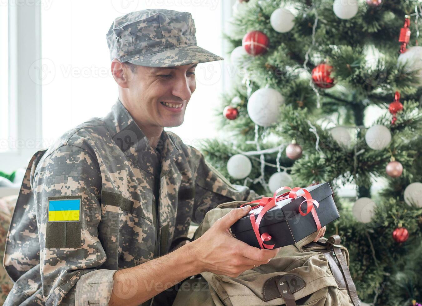 ucranio militar hombre con un guitarra foto