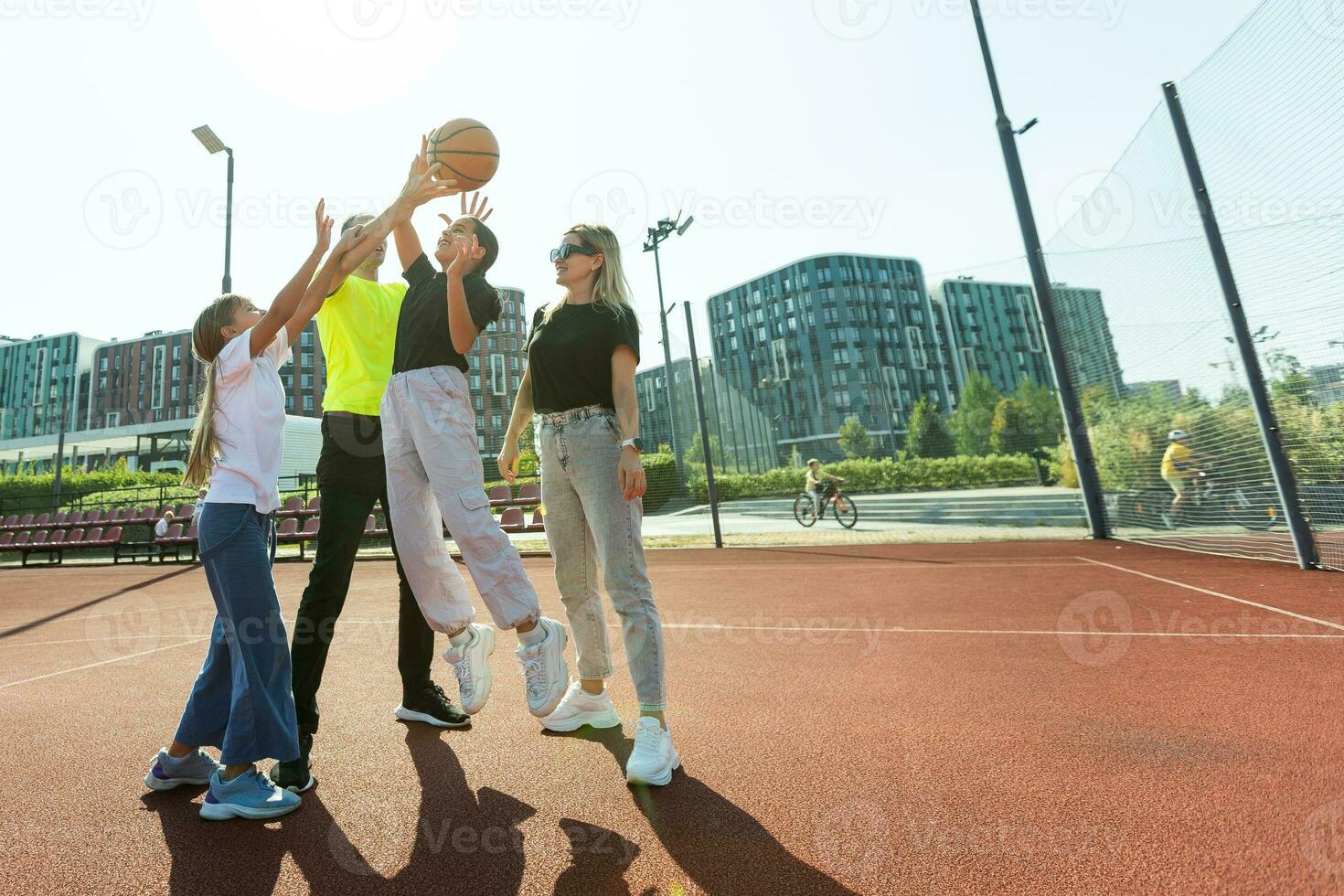 familia jugando baloncesto en Corte foto