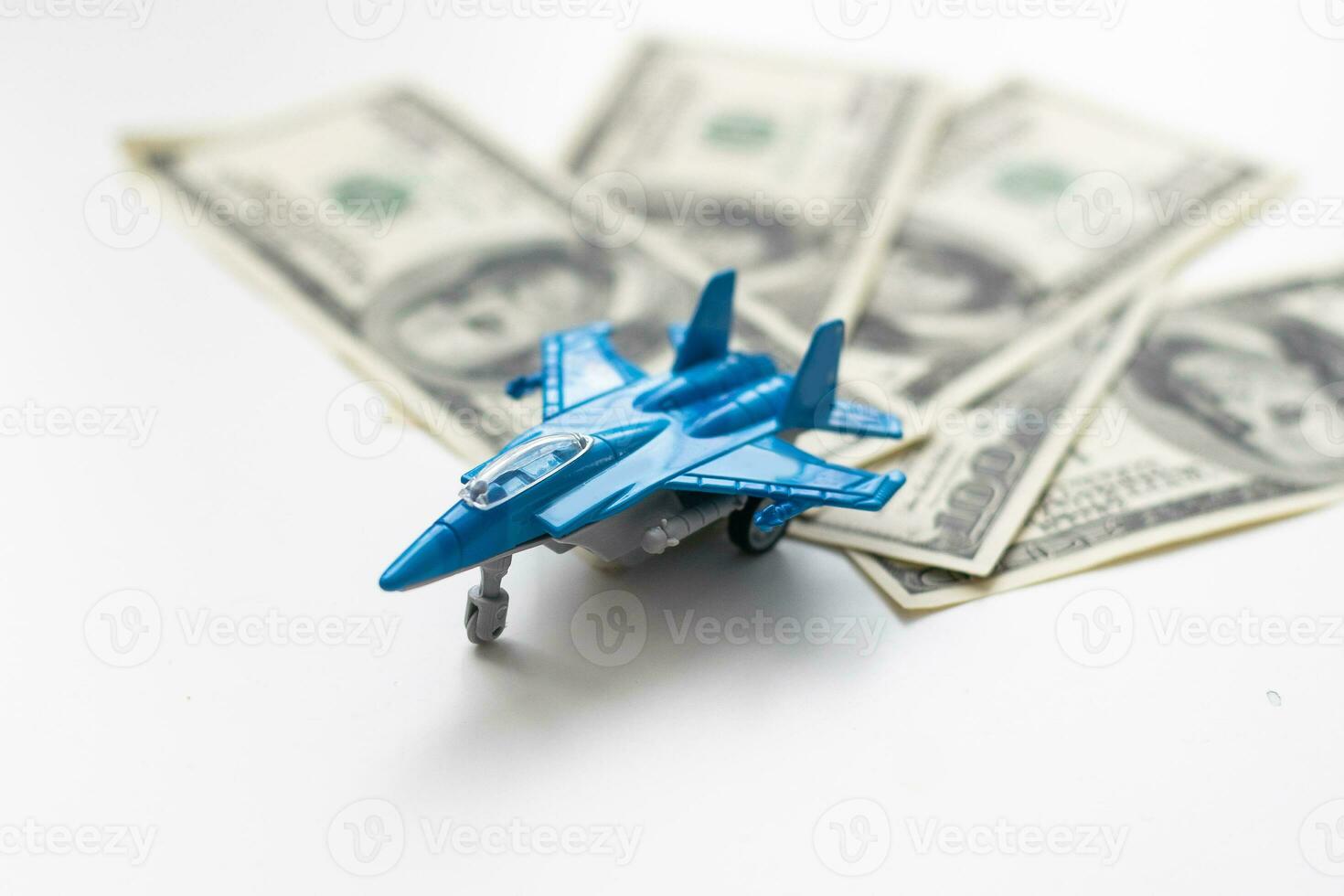 juguete avión y dinero en antecedentes. viaje seguro foto