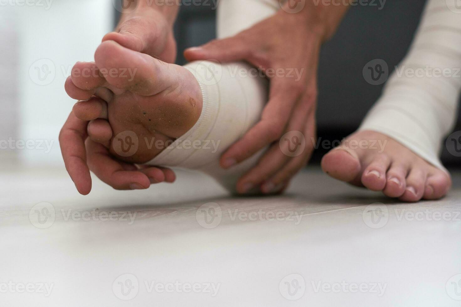 hombre utilizando poner en elástico vendaje con piernas teniendo pierna dolor foto