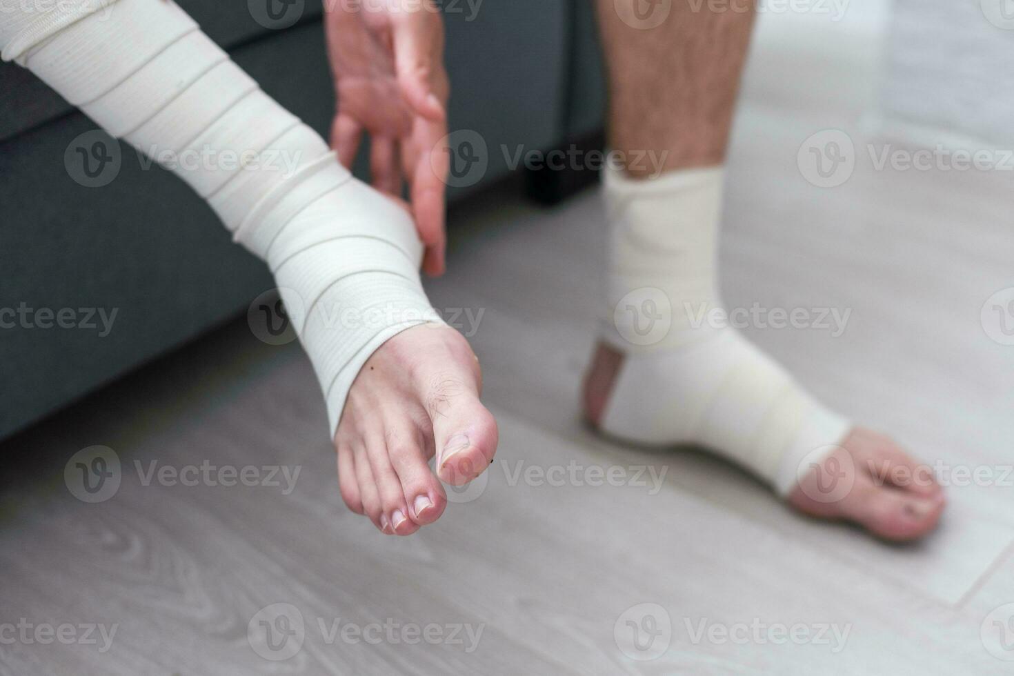 hombre utilizando poner en elástico vendaje con piernas teniendo pierna dolor foto
