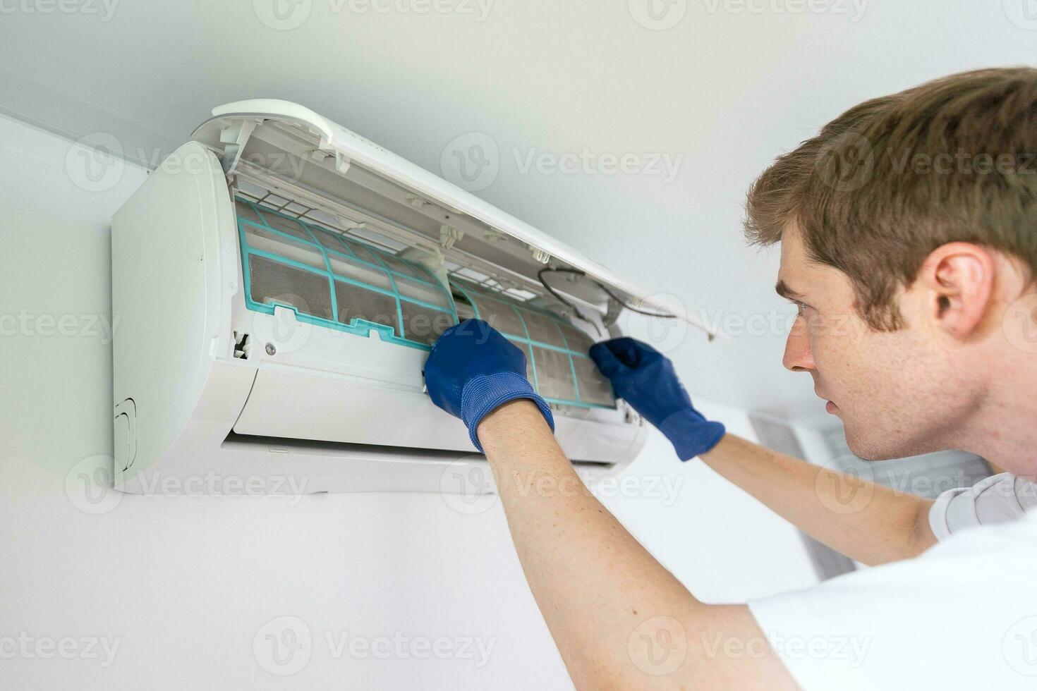 técnico Servicio comprobación y reparando aire acondicionador adentro foto