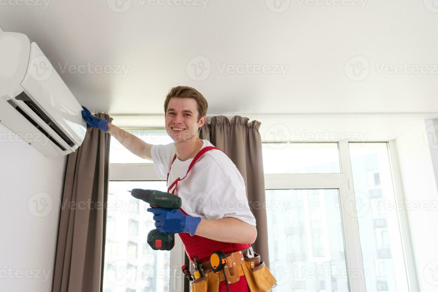 técnico Servicio comprobación y reparando aire acondicionador adentro foto