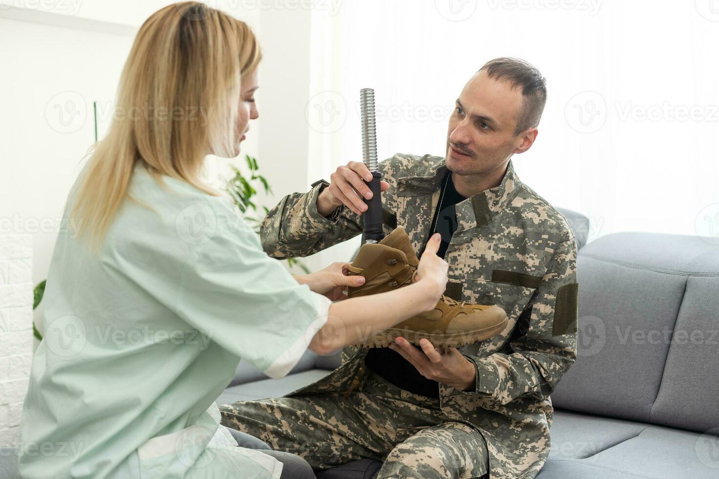 médico examina del paciente pierna en el oficina. rodilla lesión concepto foto