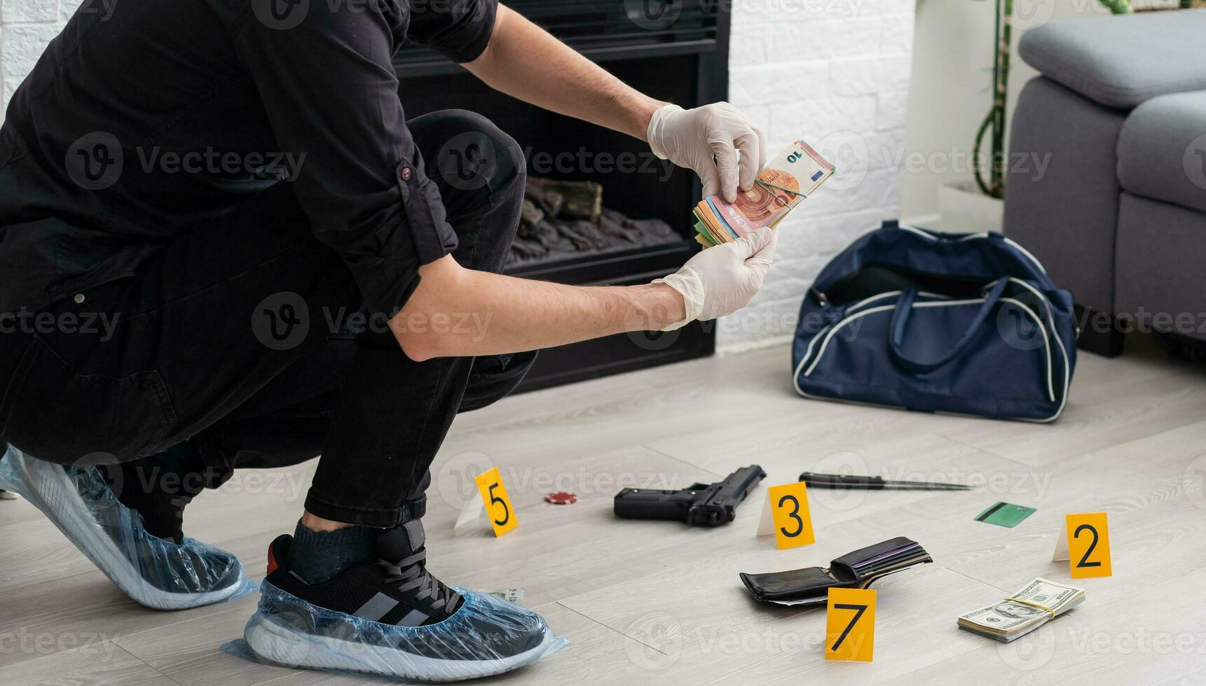 detective coleccionar evidencia en un crimen escena. forense especialistas haciendo pericia a hogar de un muerto persona. homicidio investigación por profesional policía oficial. foto