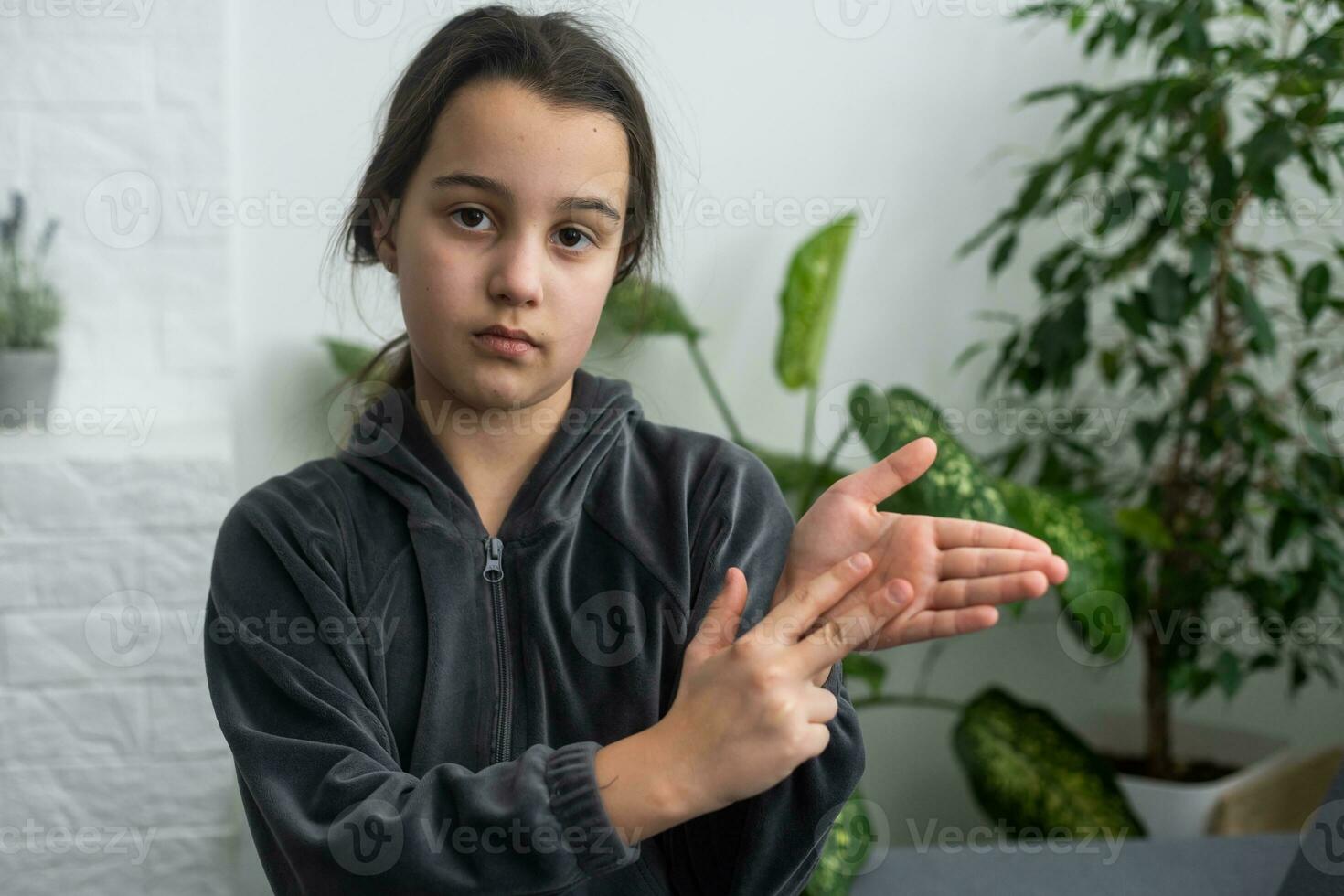 A smiley teenage girl hand sign photo