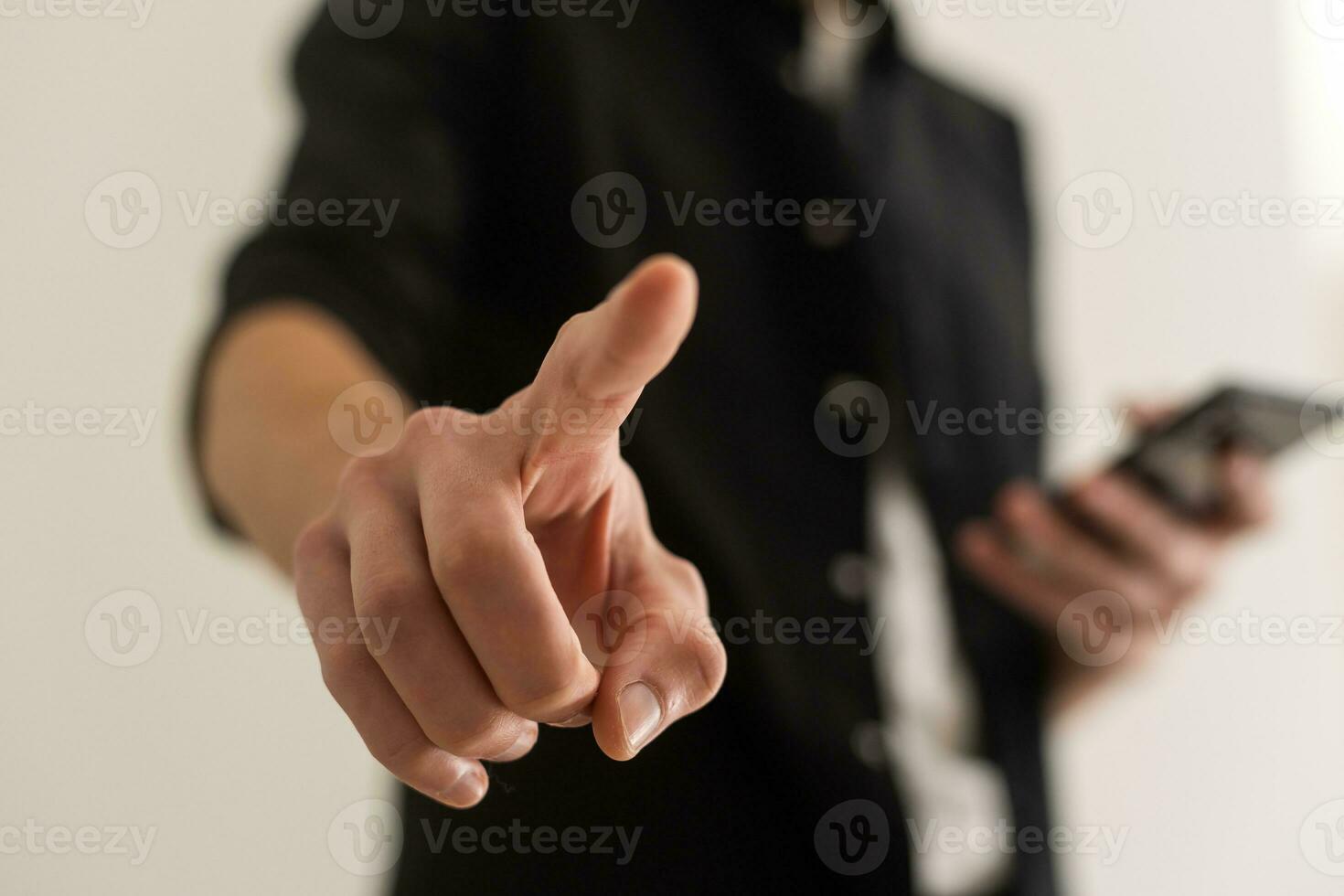 mano señalando a observador aislado en blanco antecedentes. foto