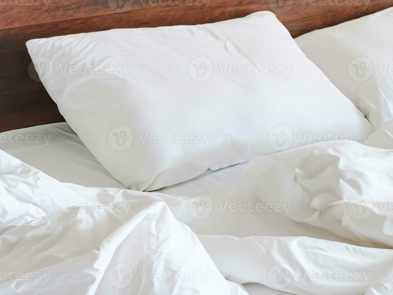 cómodas almohadas blancas en la cama foto