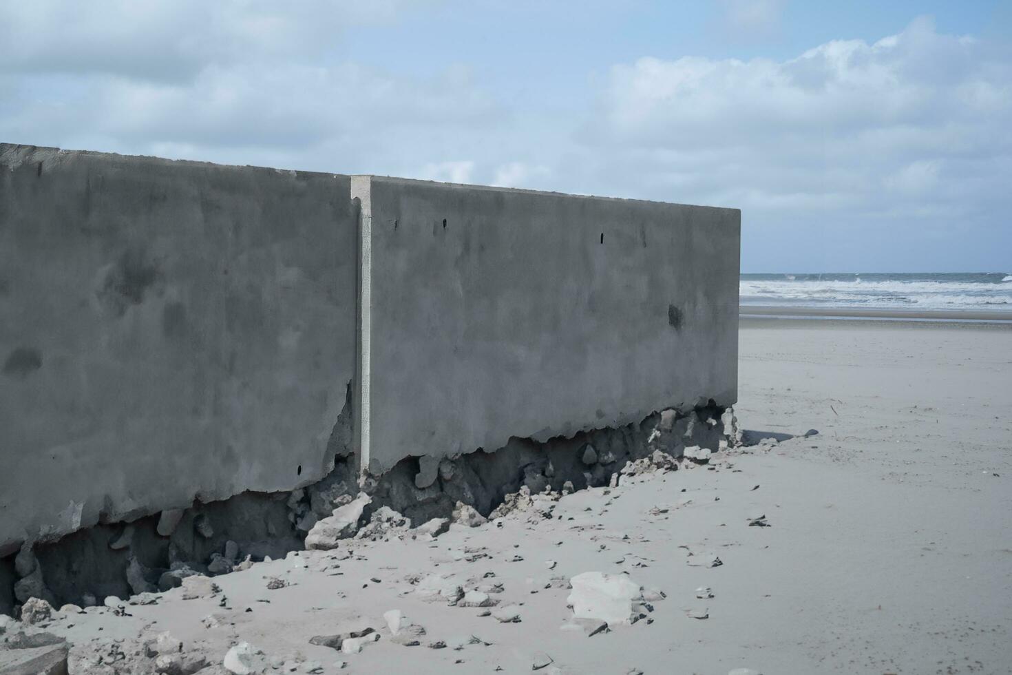 partes de hormigón edificio a el playa de el mar ai generativo foto