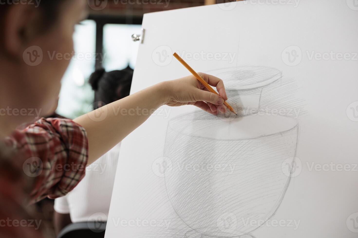 creativo proceso. hembra artista dibujar y sombreado florero con lápiz, aprendizaje a dibujar y bosquejo a Arte escuela, mujer disfrutando dibujo como pasatiempo asistiendo creativo taller a desarrollar creatividad foto