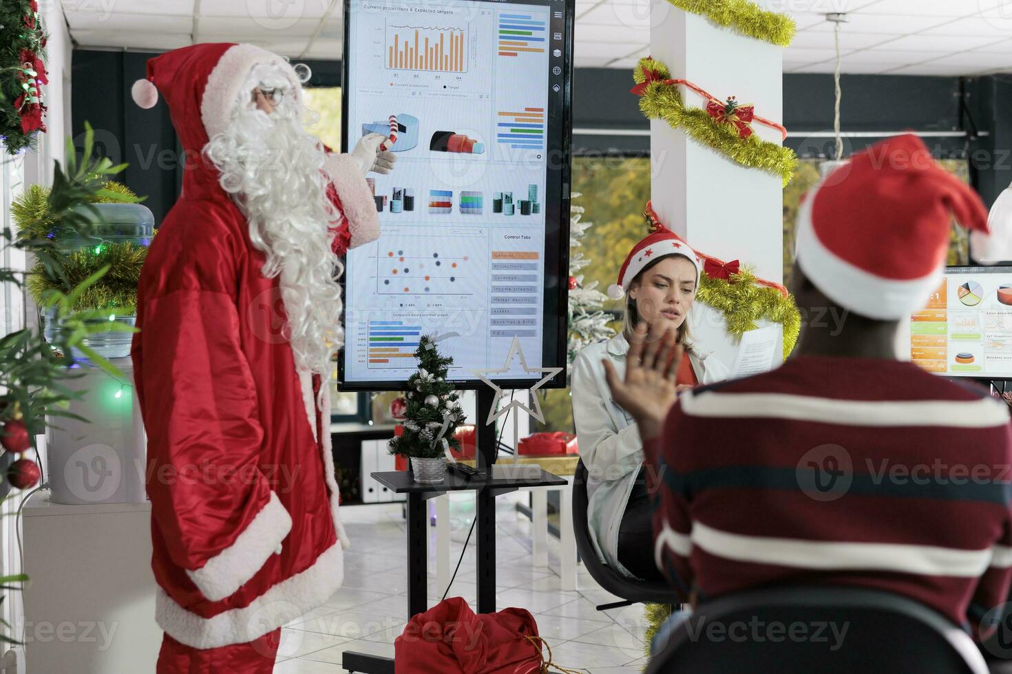 con licencia experto vestido como Papa Noel claus inspirador empresarios a avanzar su carreras en Navidad adornar oficina. compañeros de trabajo asistiendo negocio reunión aprendizaje habilidades durante invierno fiesta temporada foto