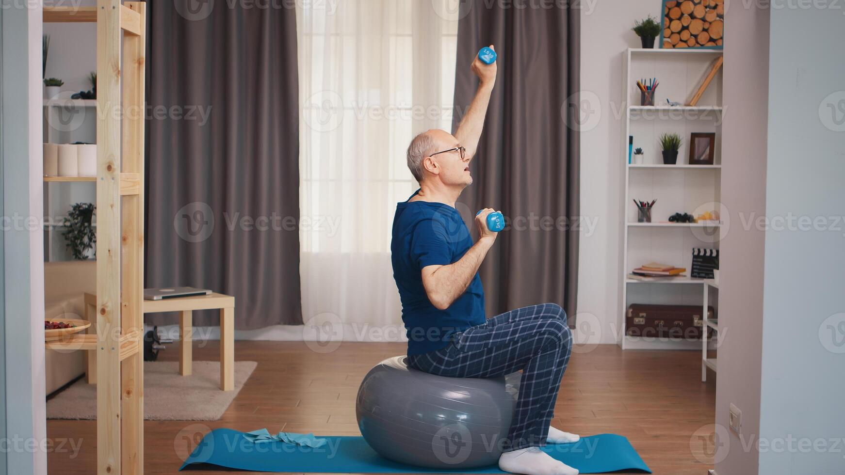 mayor hombre con vitalidad hacer ejercicio utilizando pesas en vivo habitación. antiguo persona pensionista sano formación cuidado de la salud deporte a hogar, hacer ejercicio aptitud actividad a mayor años foto