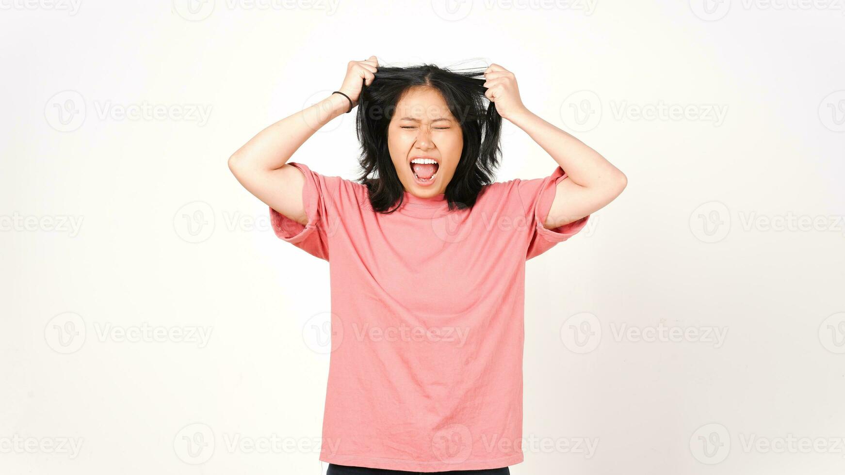 enojado, estresado, y, tirar, pelo, de, hermoso, mujer asiática, aislado, blanco, plano de fondo foto