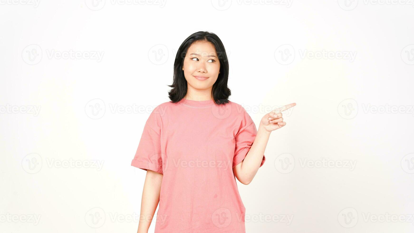 sonriente y señalando lado Copiar espacio de hermosa asiático mujer aislado en blanco antecedentes foto