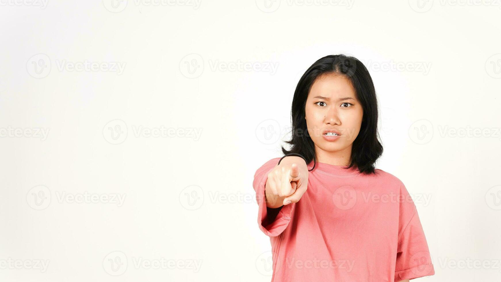 enojado cara con señalando a cámara o usted de hermosa asiático mujer aislado en blanco antecedentes foto