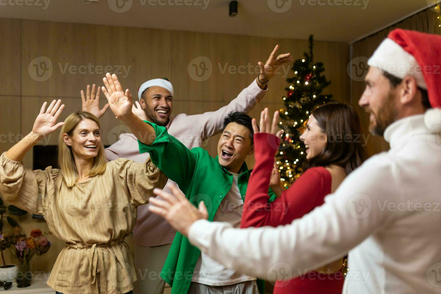 grupo amigos celebrar nuevo años fiesta a hogar bailando juntos Navidad víspera teniendo divertida. casa nuevo año fiesta. gasto tiempo, juntos Días festivos ánimo, gracioso hombre y mujer. foto