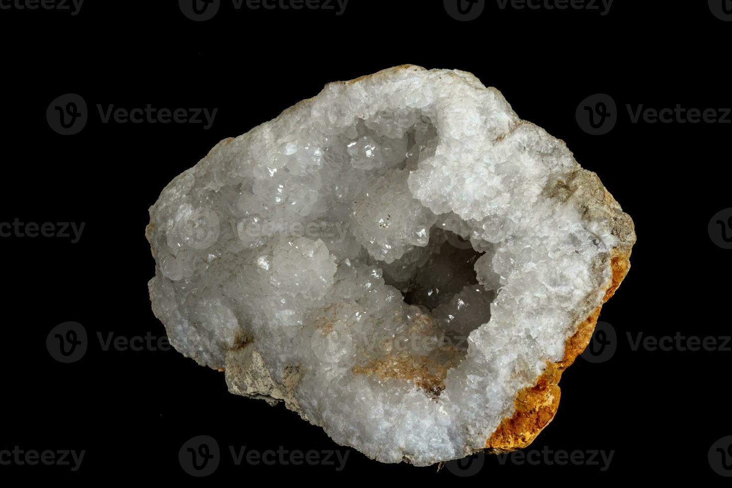 macro Roca mineral cuarzo geodas en negro antecedentes foto