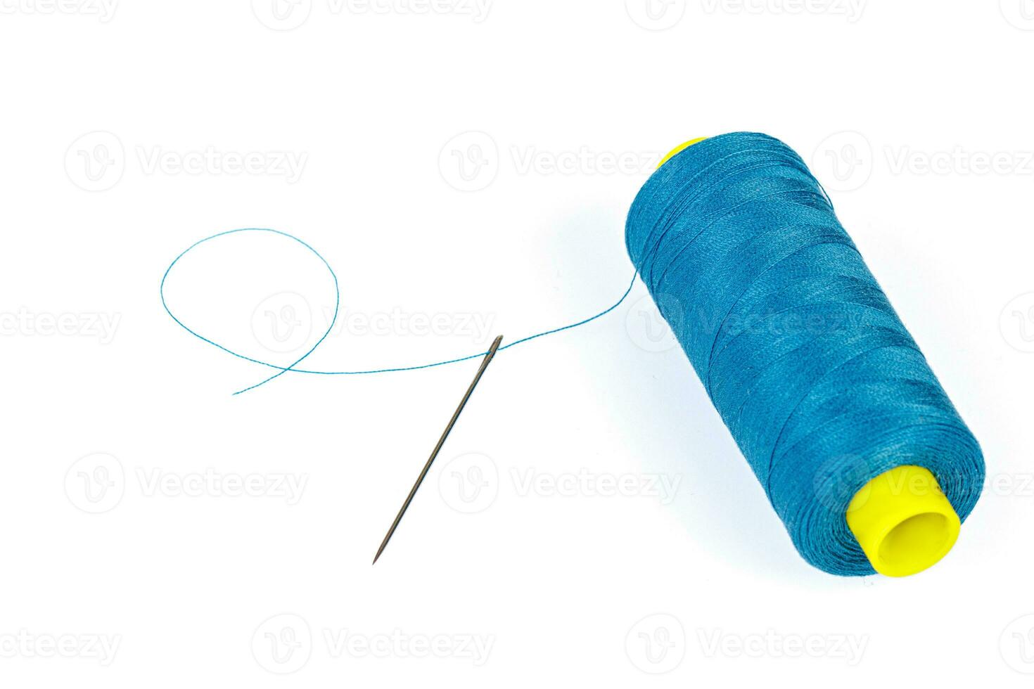 macro madeja de azul hilo con un aguja en un blanco antecedentes foto