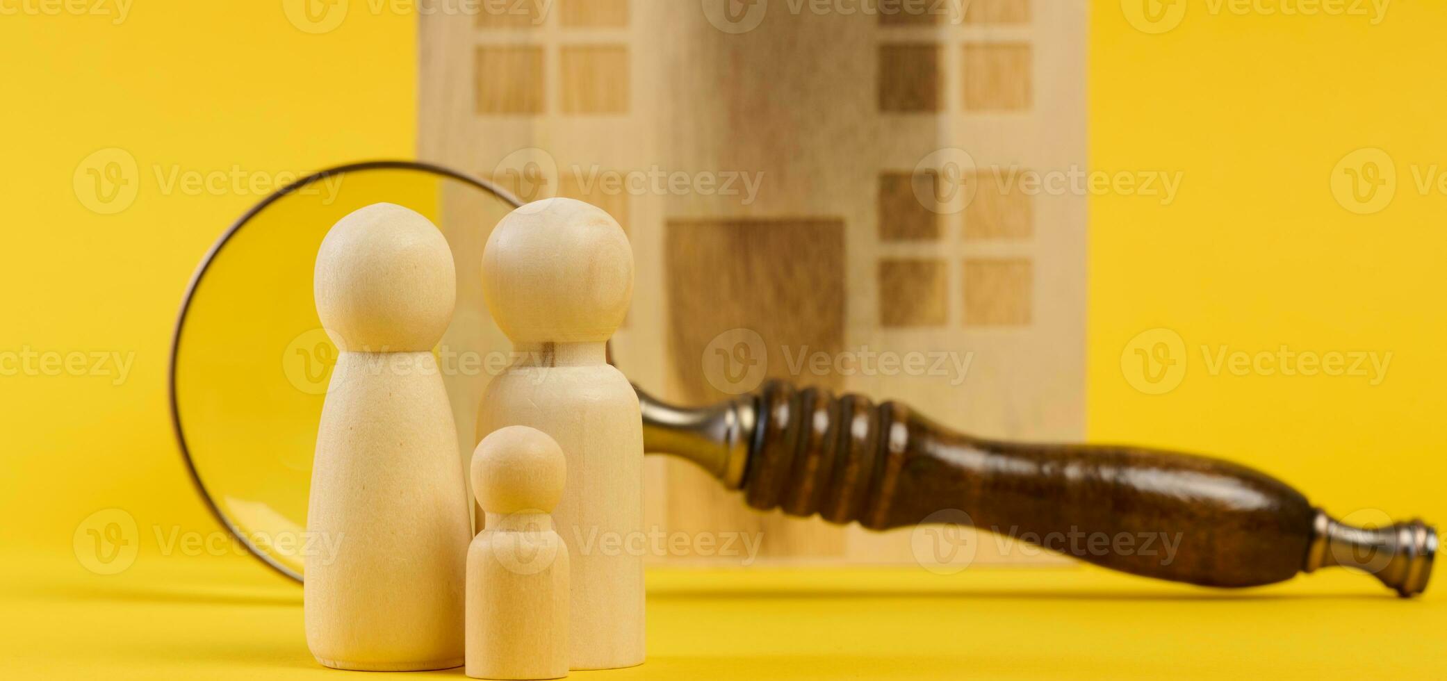 aumentador vaso y un familia de de madera cifras en el antecedentes de un casa, el concepto de buscando para real inmuebles alquiler foto