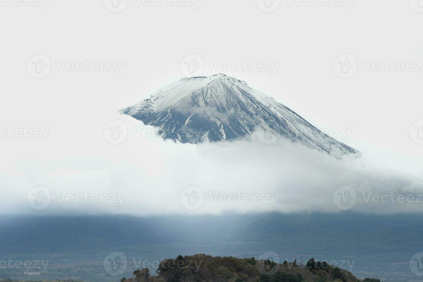 el excepcional pico de montaña fuji aislado en el claro cielo antecedentes foto