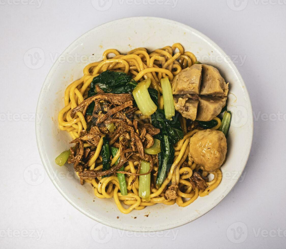 pollo fideos albóndiga o mie ayam bakso. uno de el más popular fideos platos en Indonesia foto