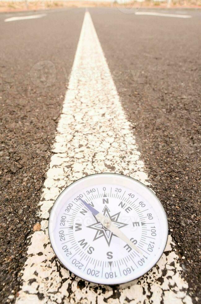 un Brújula es sentado en el la carretera foto