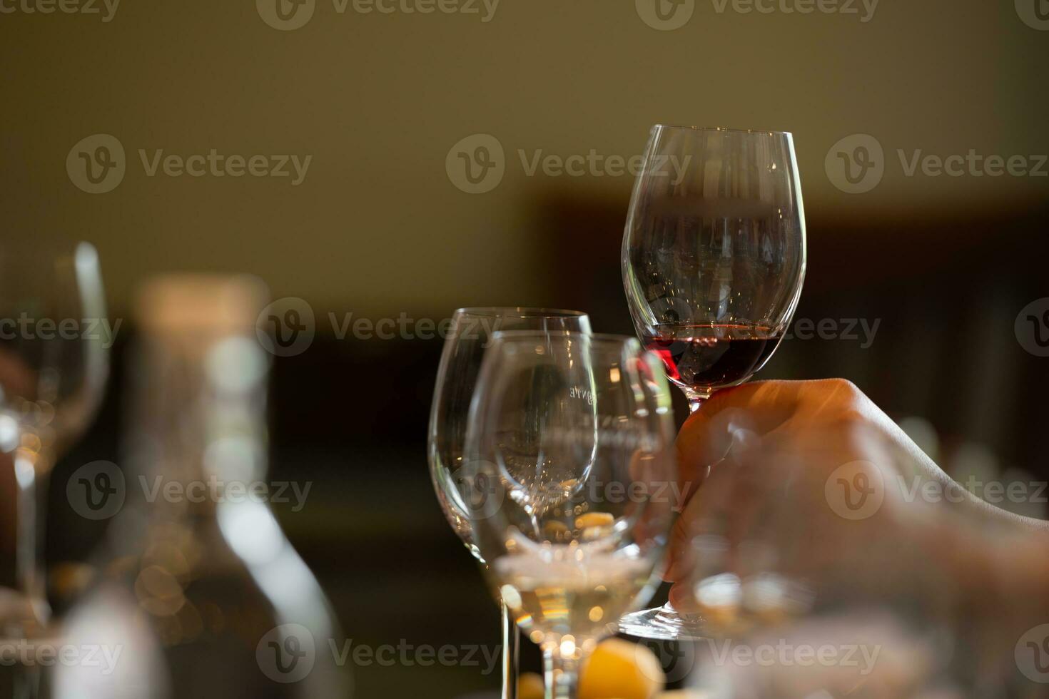 vino lentes en un mesa en un restaurante, superficial profundidad de campo foto