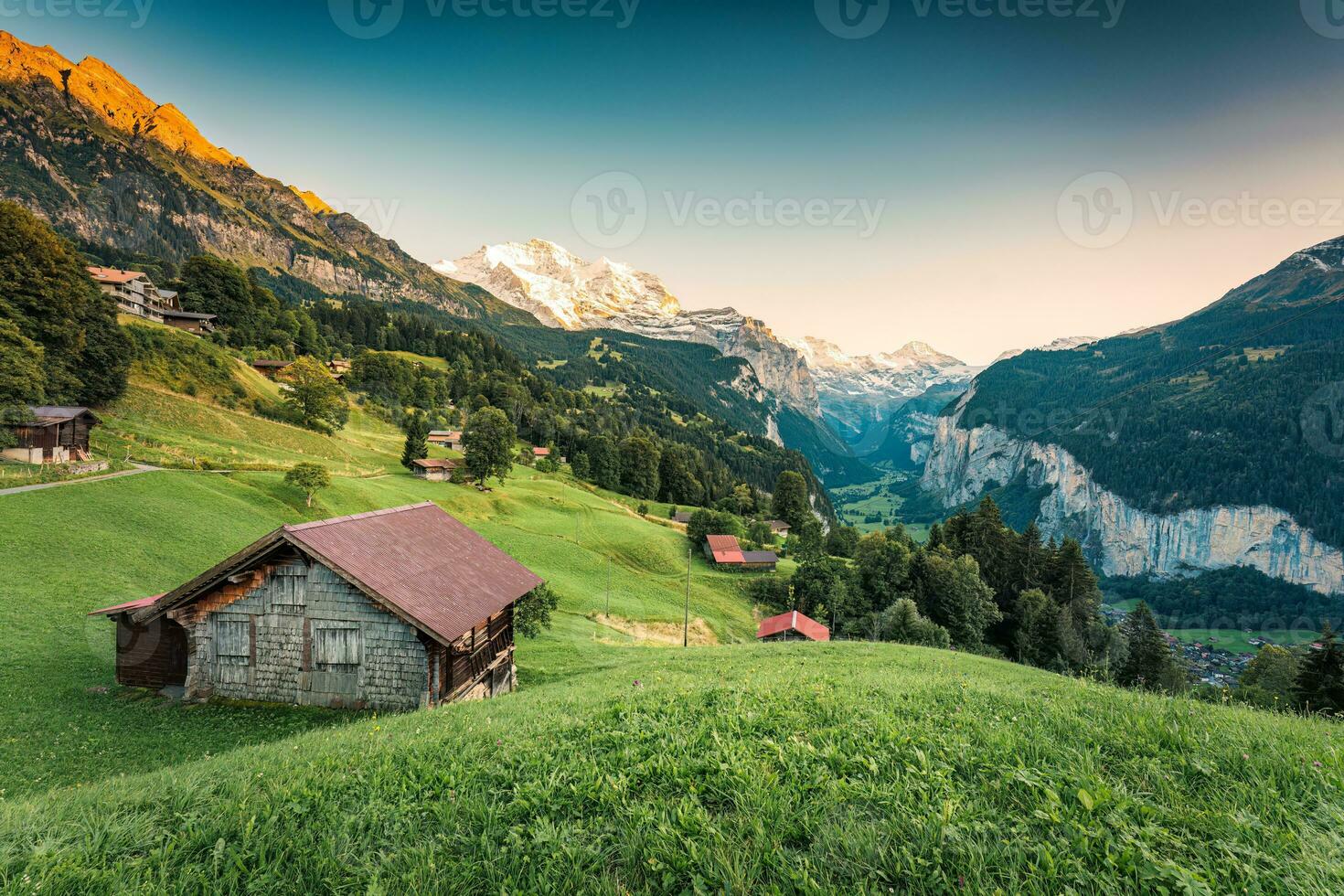 Wengen pueblo y lauterbrunnen Valle con jungfrau montaña en el noche a berna, Suiza foto