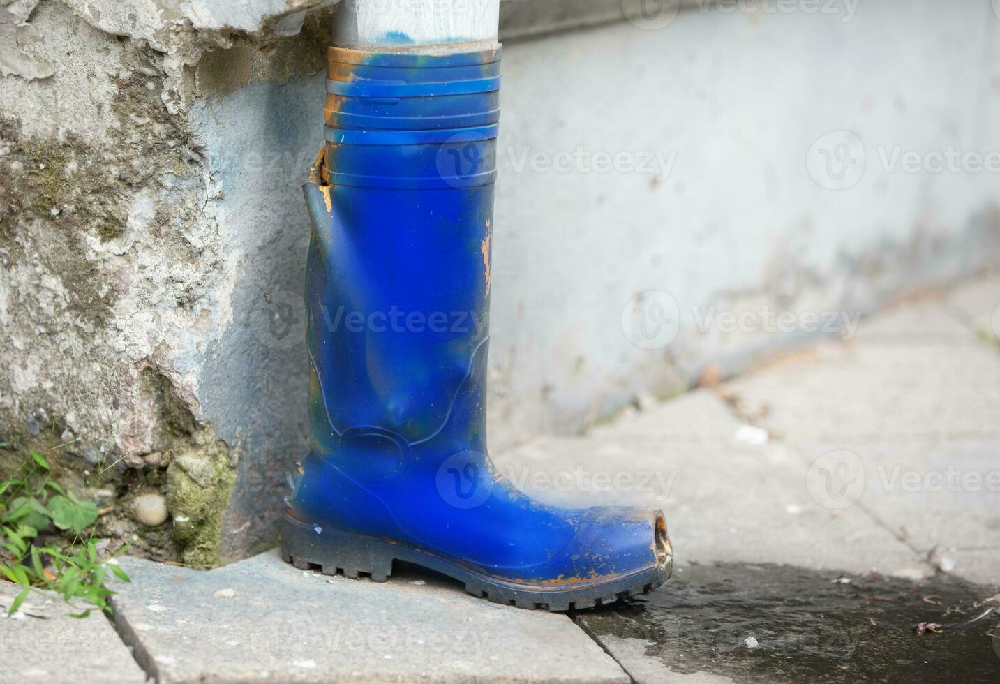 Put on a holey rubber boot on the downpipe to regulate the flow of water. photo