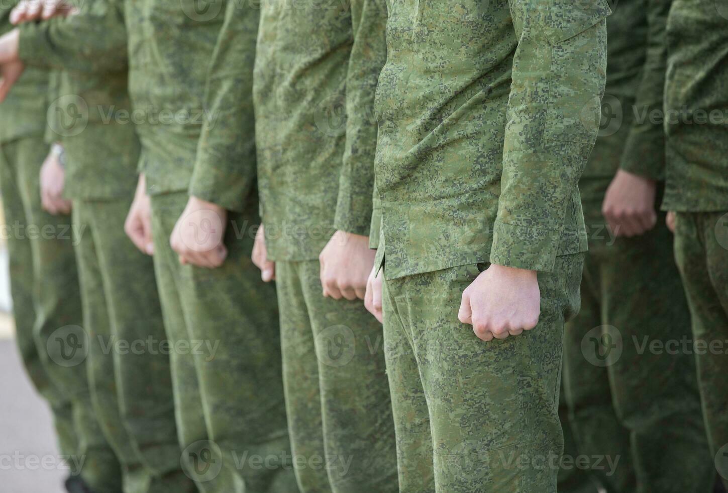 línea de masculino soldados en militar ropa. foto