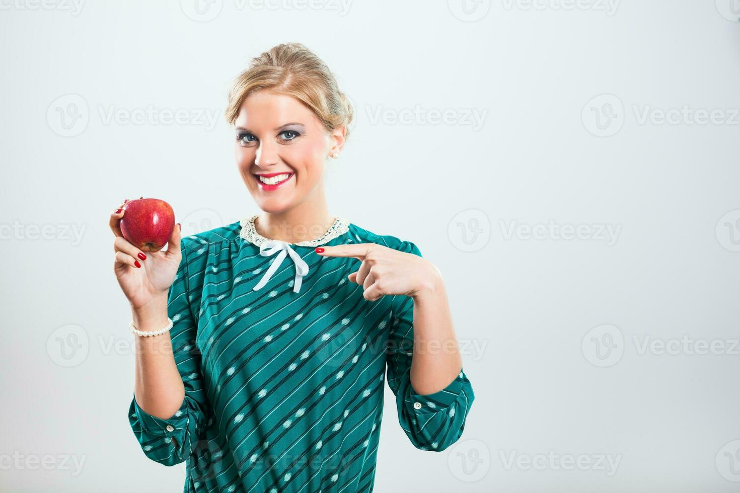 retro mujer señalando a manzana foto