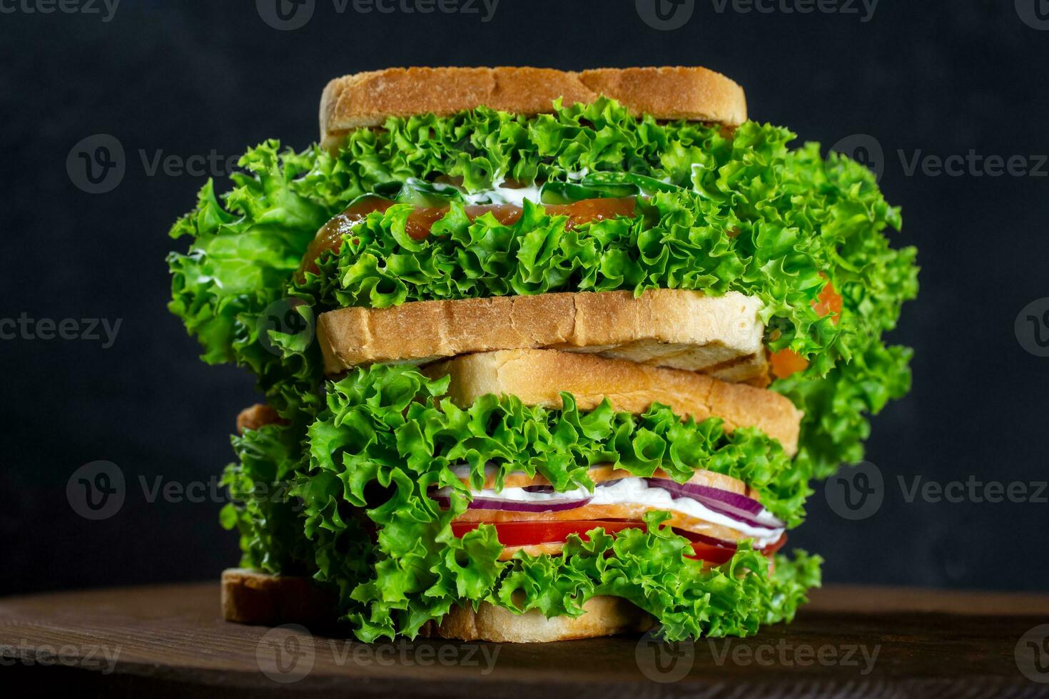 conjunto de emparedados con Fresco salmón, jamón, verduras, ensalada. hecho en casa sándwiches sano rápido alimento. oscuro antecedentes. foto
