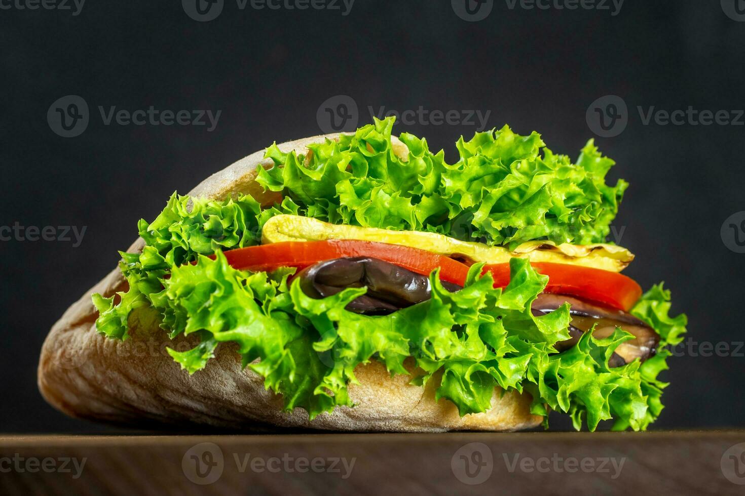 emparedado en un Agave con verduras, ensalada. vegano. ceto. hecho en casa sándwiches sano rápido alimento. en un de madera tablero foto