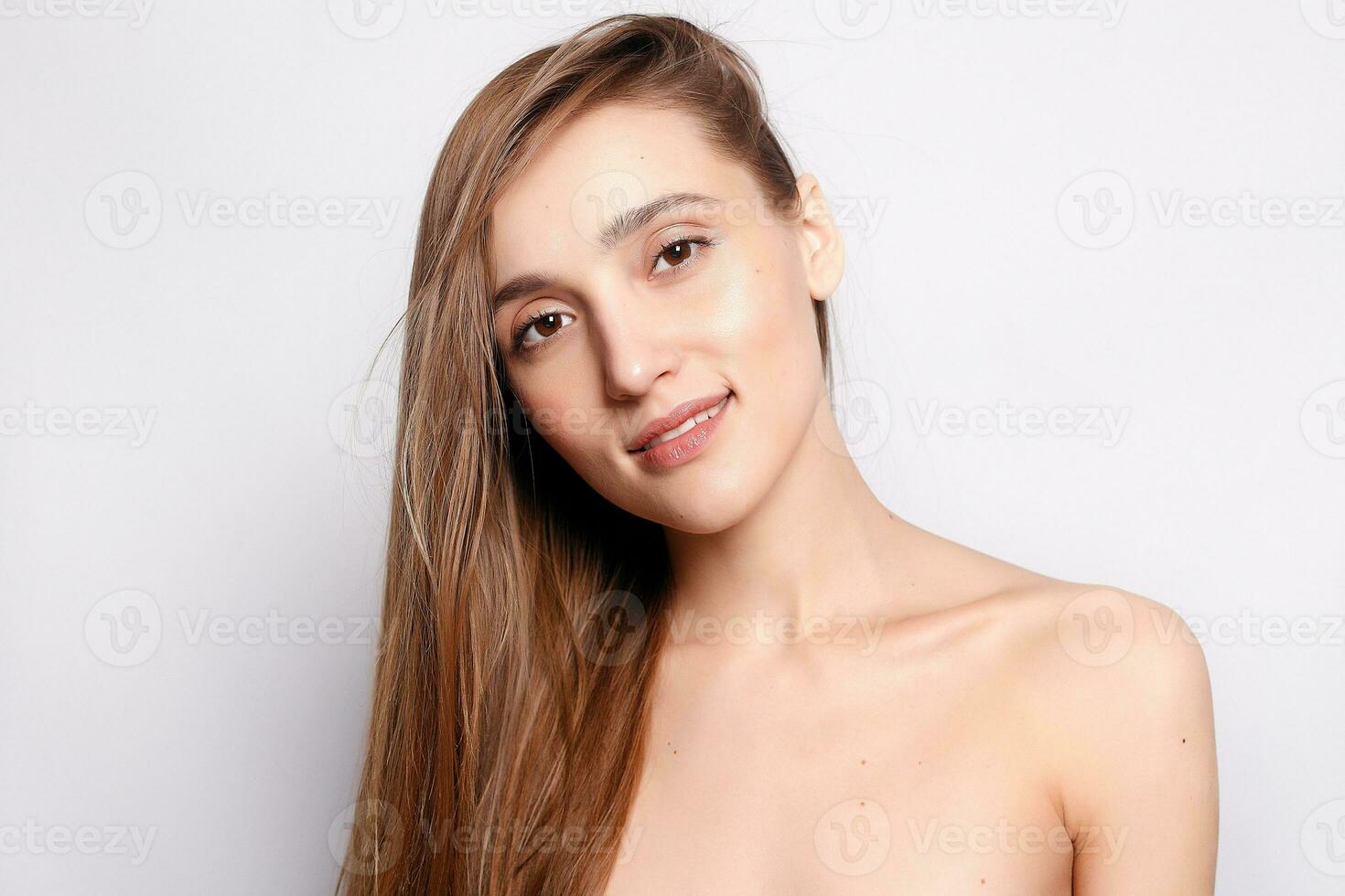 hermosa sonriente mujer con natural maquillaje foto