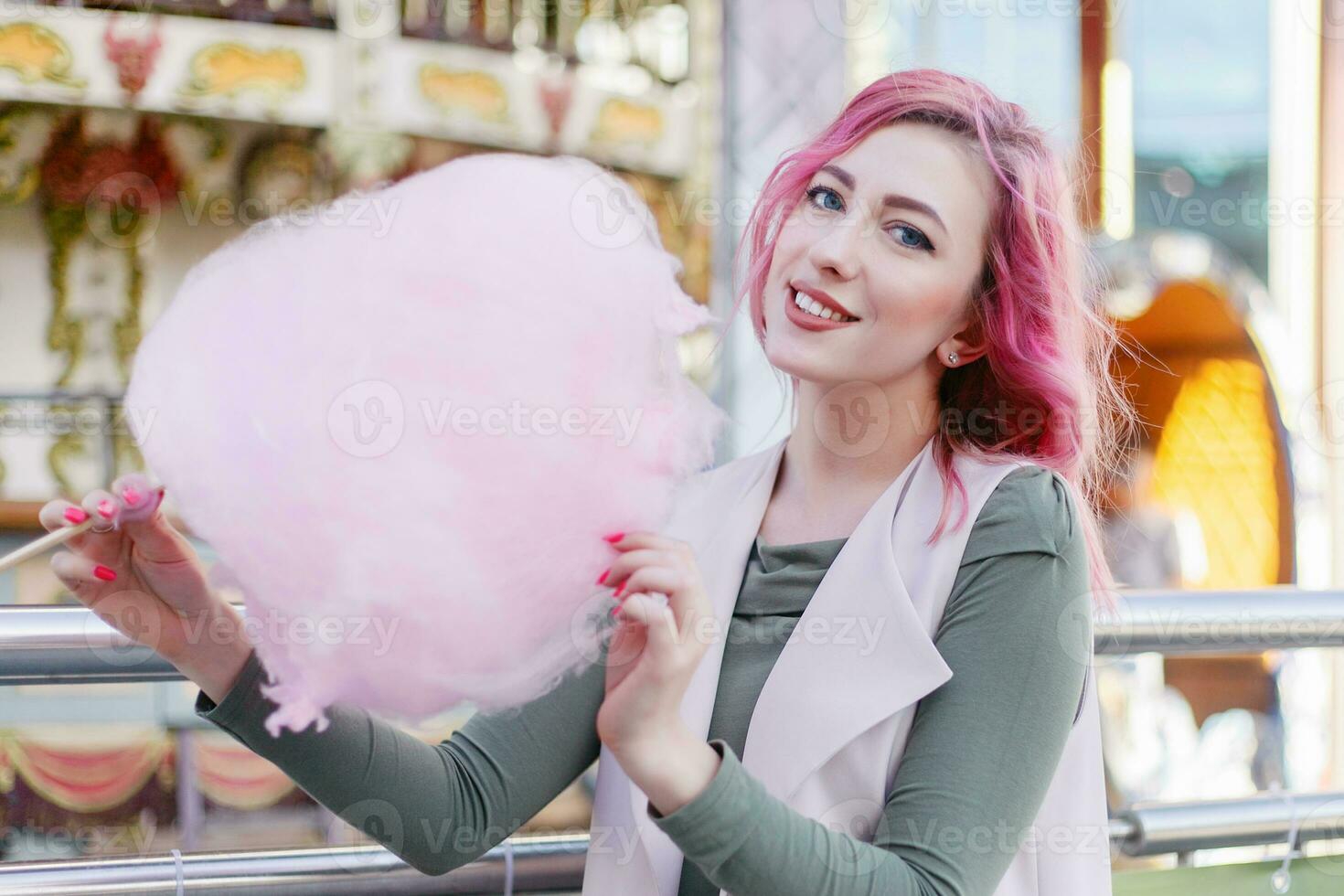 rosado pelo niña corto Corte de pelo posando en diversión parque en carrusel antecedentes. foto