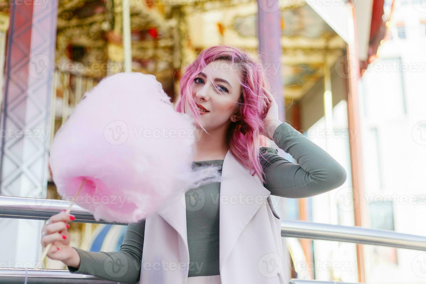 rosado pelo niña corto Corte de pelo posando en diversión parque en carrusel antecedentes. foto