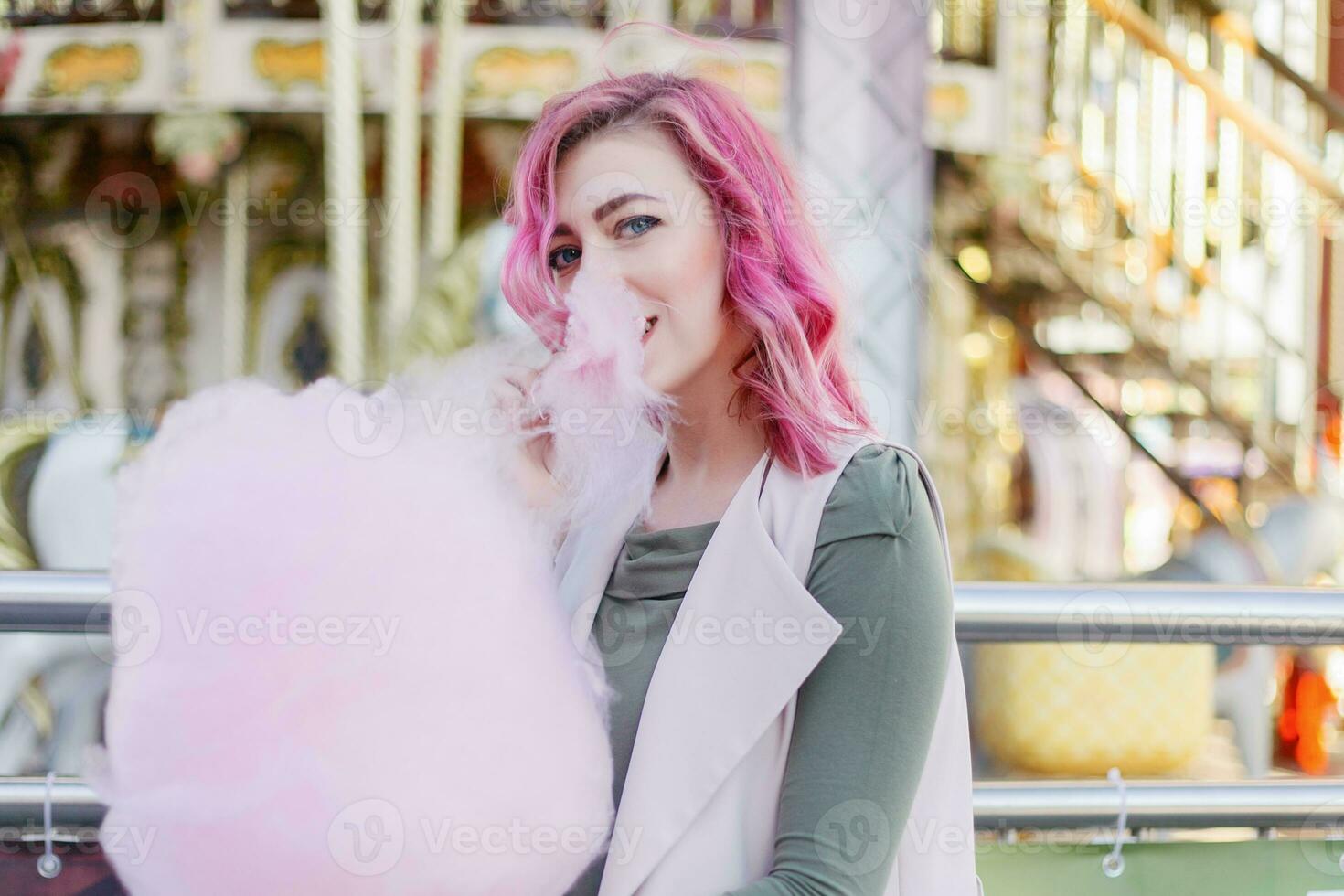 rosado pelo niña corto Corte de pelo posando en diversión parque en carrusel antecedentes. foto