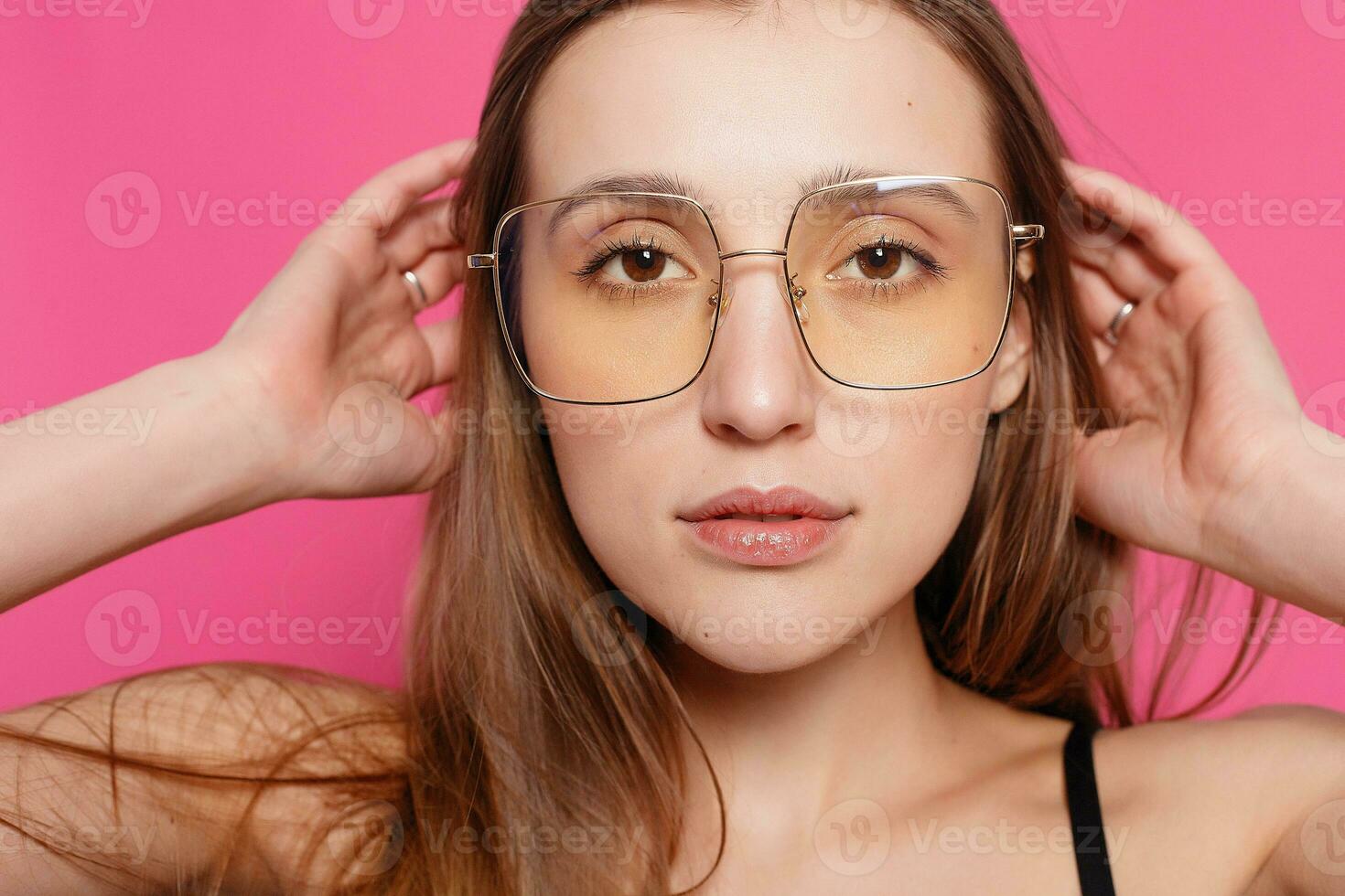 cerca arriba Disparo de elegante joven mujer en Gafas de sol sonriente foto