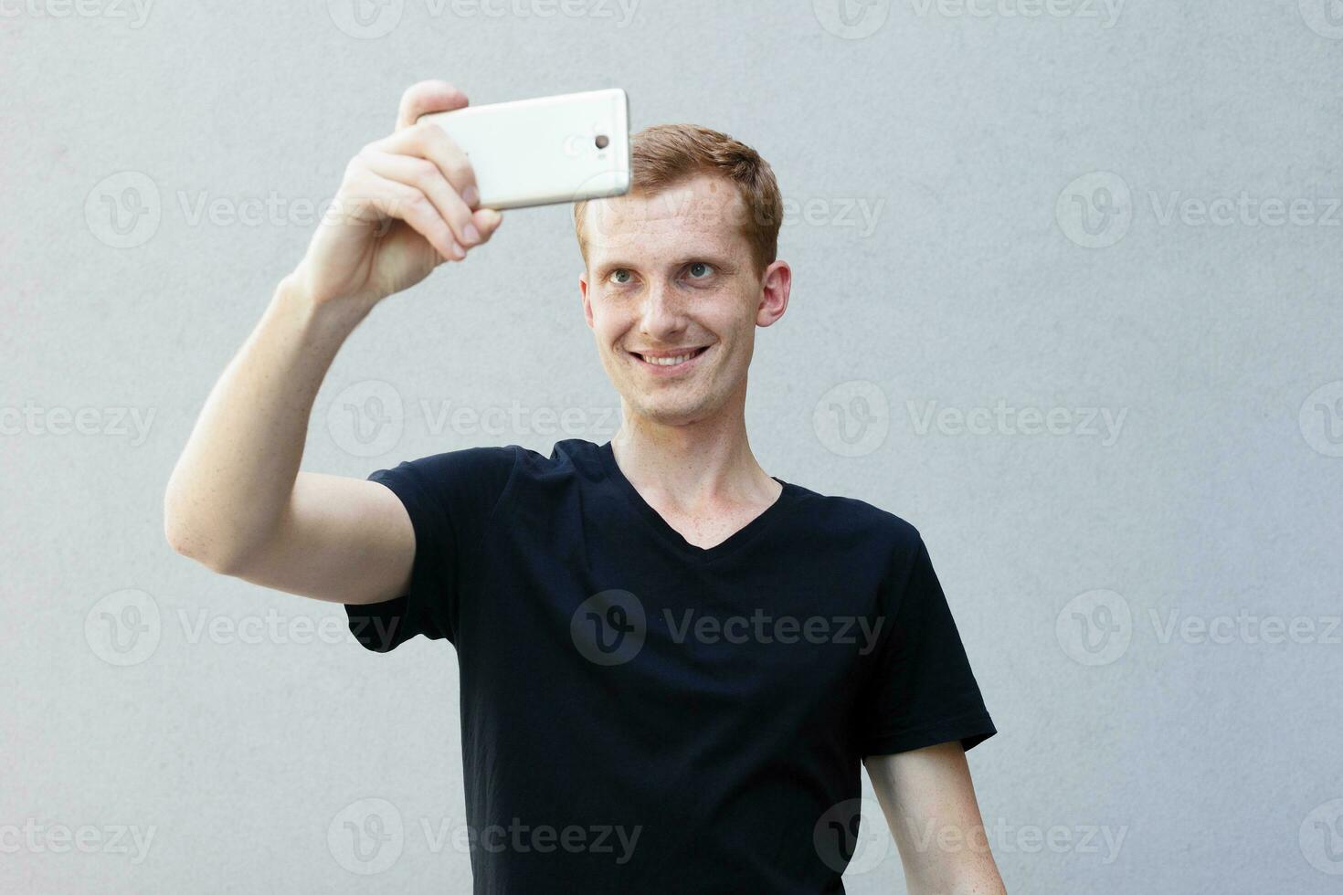 cerca arriba retrato de un pelirrojo de un hermosa varonil chico con pecas foto