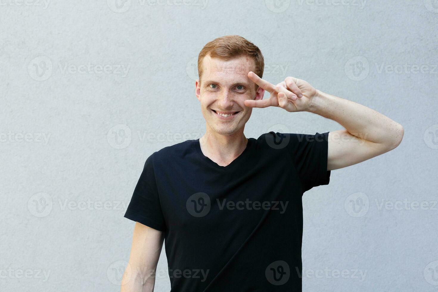 cerca arriba retrato de un pelirrojo de un hermosa varonil chico con pecas foto