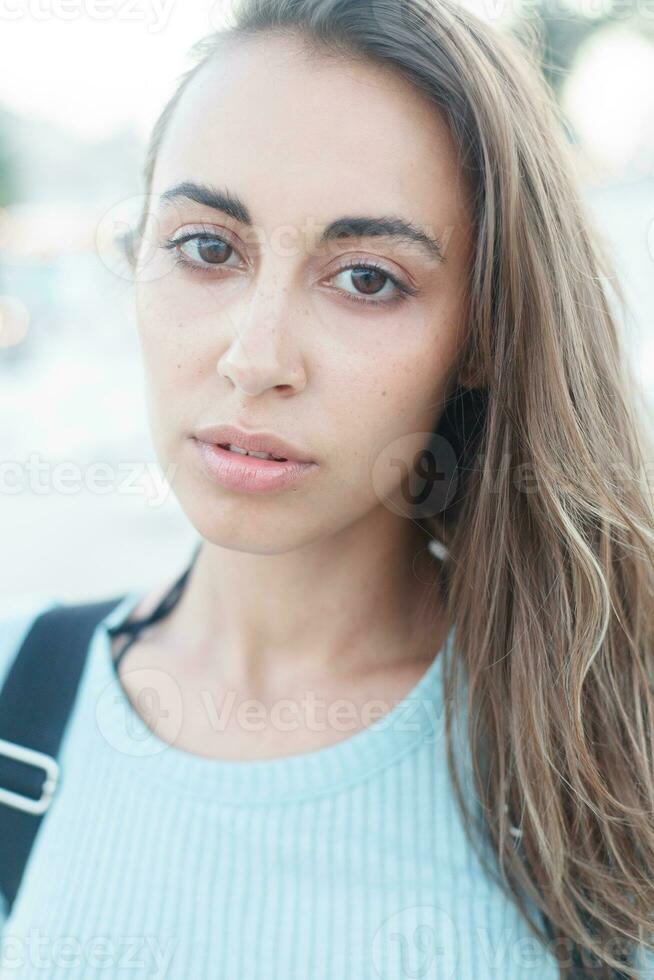 individualidad retrato de un hermosa joven mujer a el mar foto