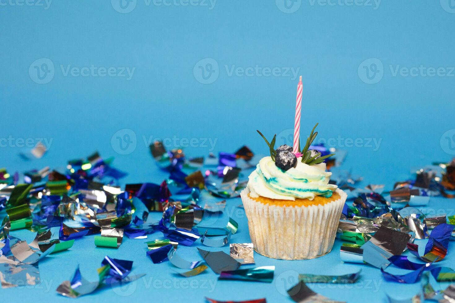 cumpleaños magdalena con Tres ardiente velas terminado azul antecedentes foto