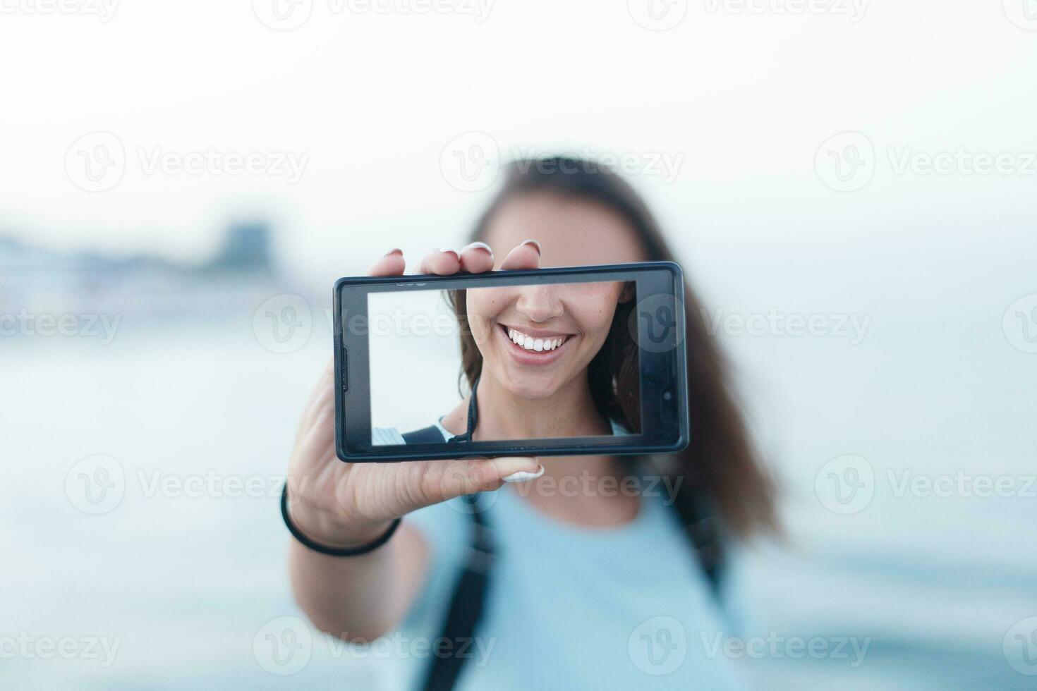 retrato de atractivo adolescente niña en pie foto