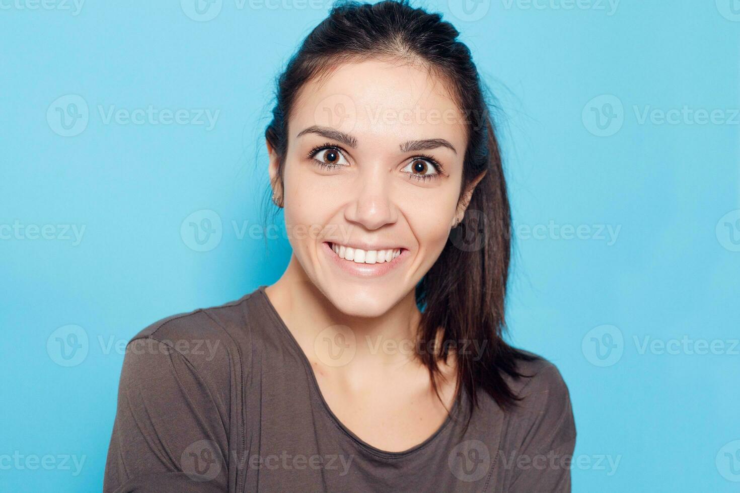 hermosa sonriente mujer en azul antecedentes. foto