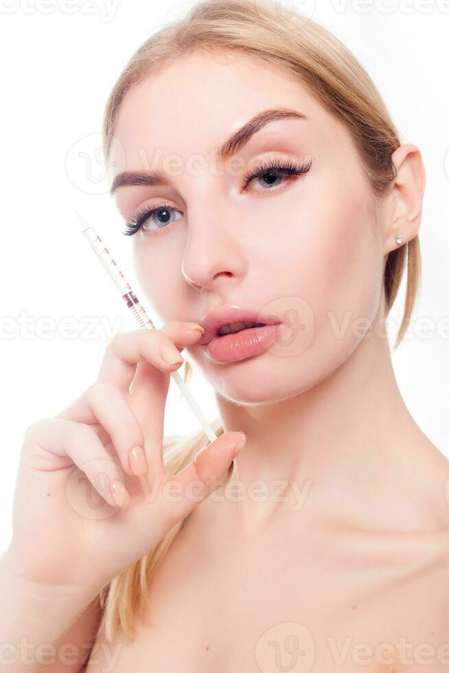 atractivo joven mujer obtiene cosmético inyección foto