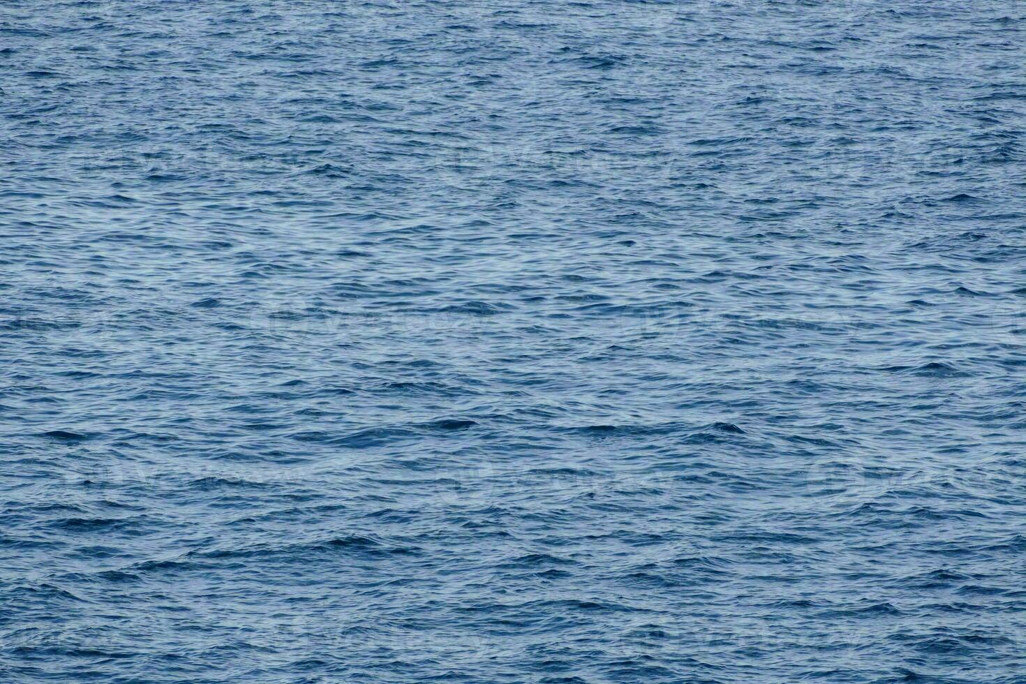 el Oceano es azul y tiene ondas en eso foto