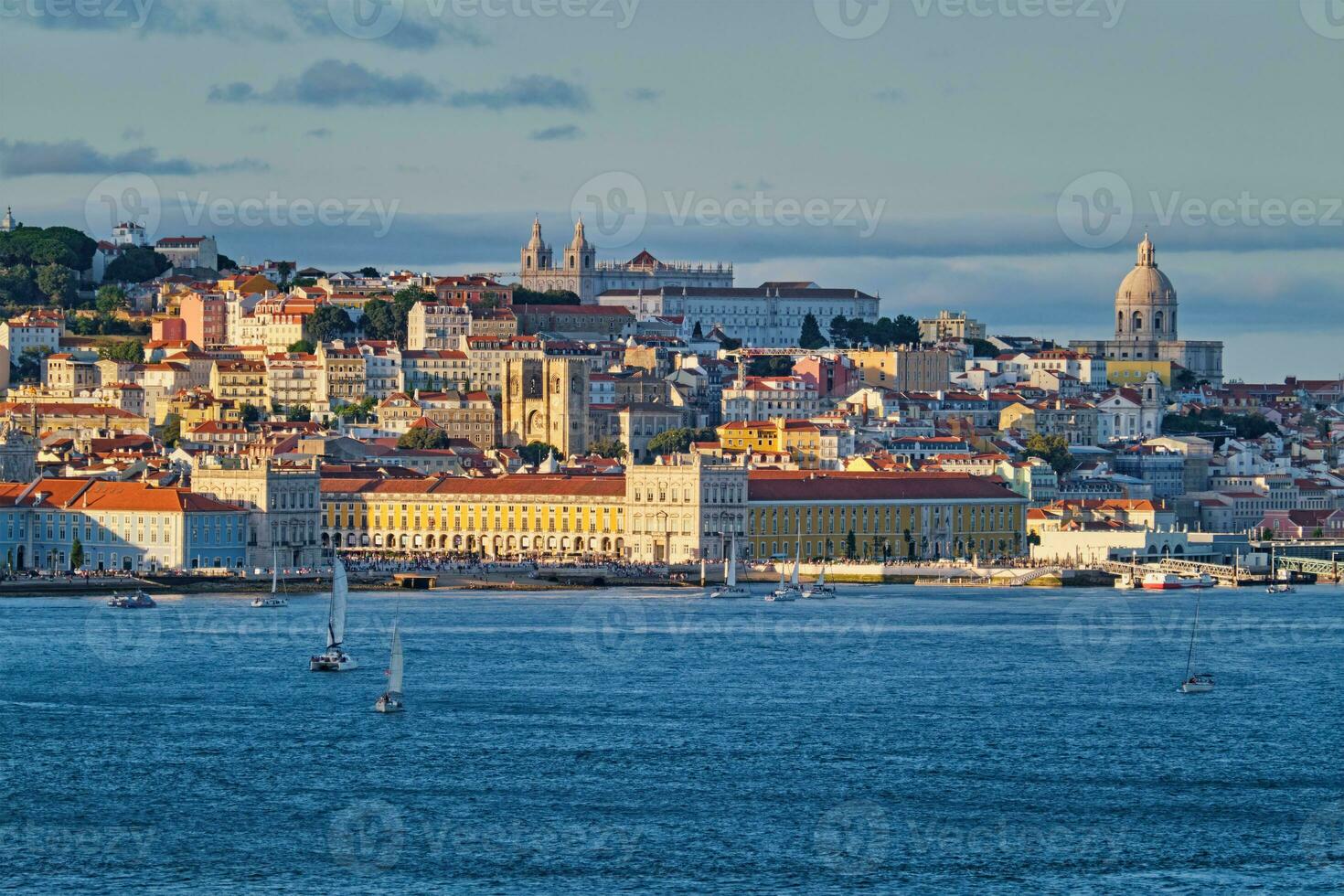 ver de Lisboa ver terminado tajo río con yates y barcos en puesta de sol. Lisboa, Portugal foto