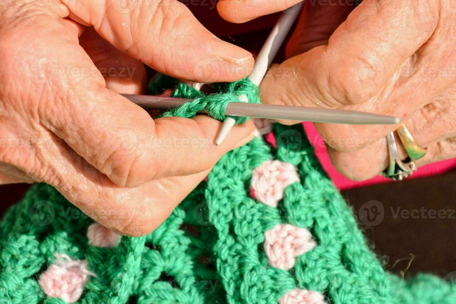 un más viejo mujer es tejido de punto un vistoso cobija foto